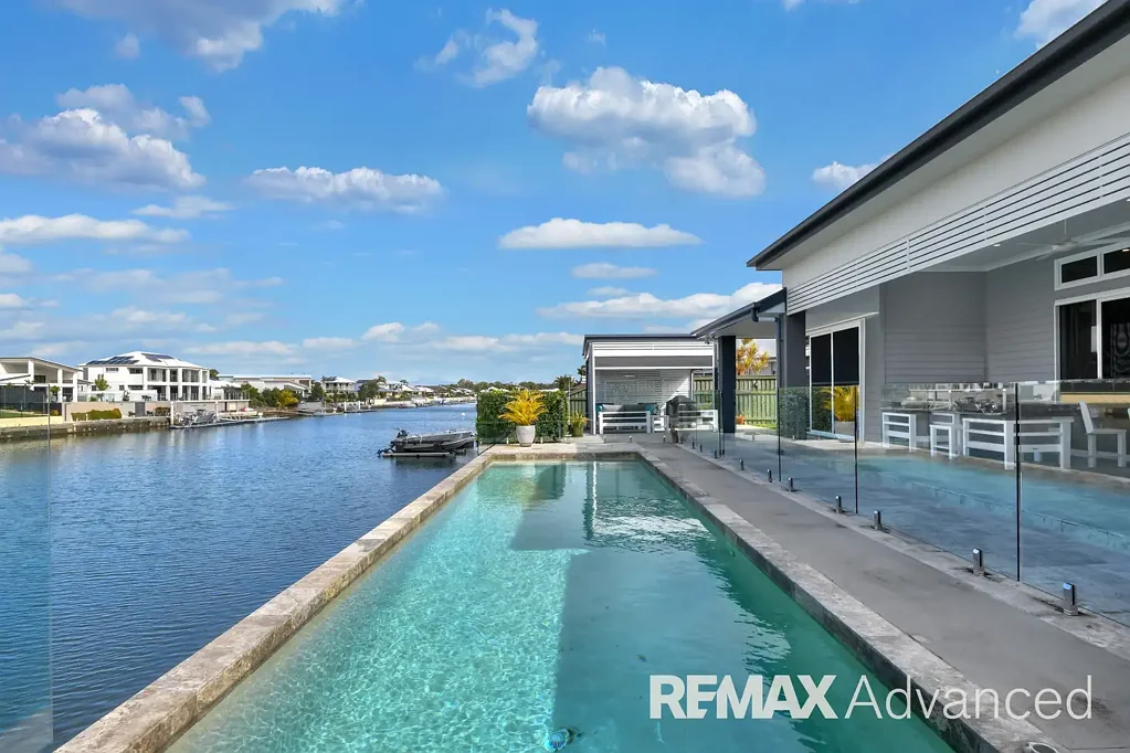 Bongaree 4Kwarto Luxury Living with Resort-Style Pool and Stunning Canal Outlook