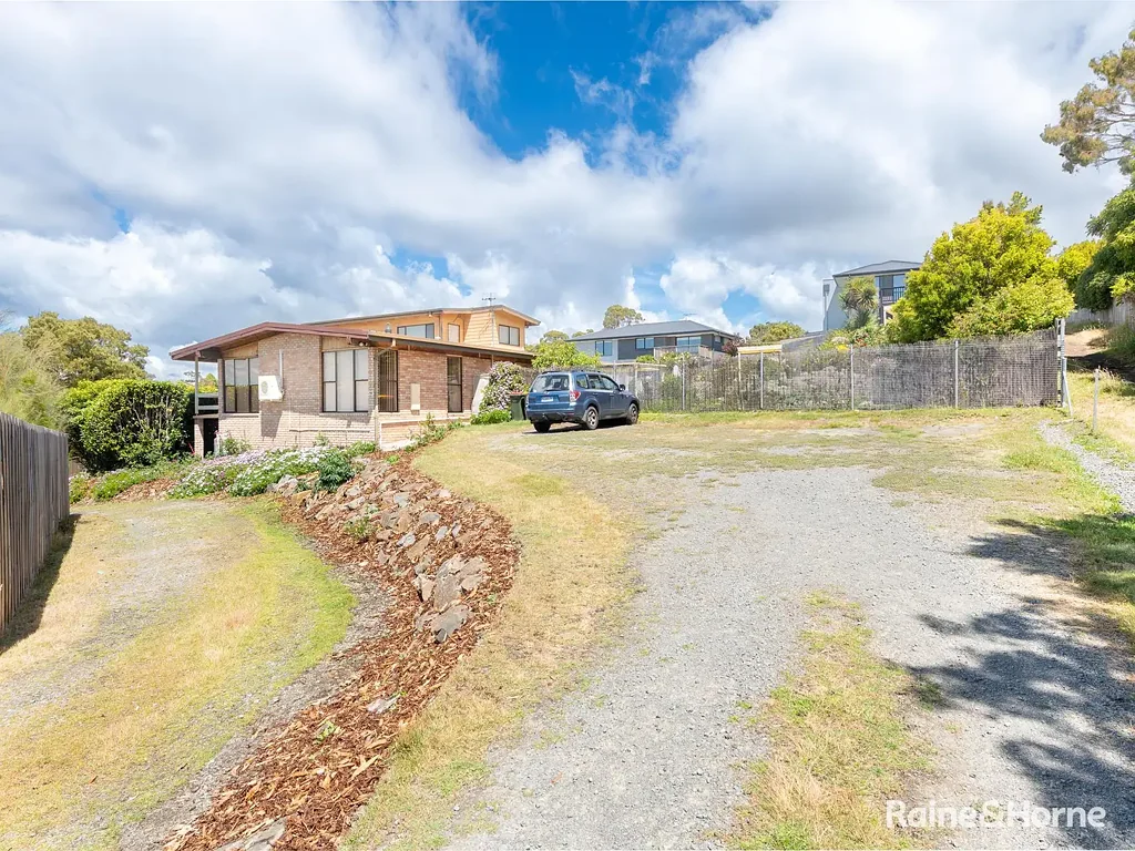 Blackmans Bay 6 Bedroom Attention extended Families or Investors room for all