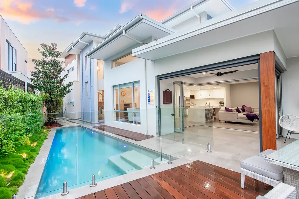 Hope Island 4 Bedroom Stylish Luxurious Private Oasis