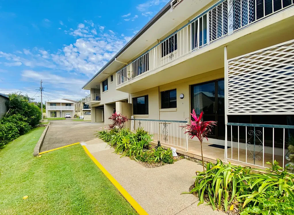 Scarborough 2침실 Just 100 Metres to Queens Beach! Spacious Ground-level 2-bedroom Apartment!