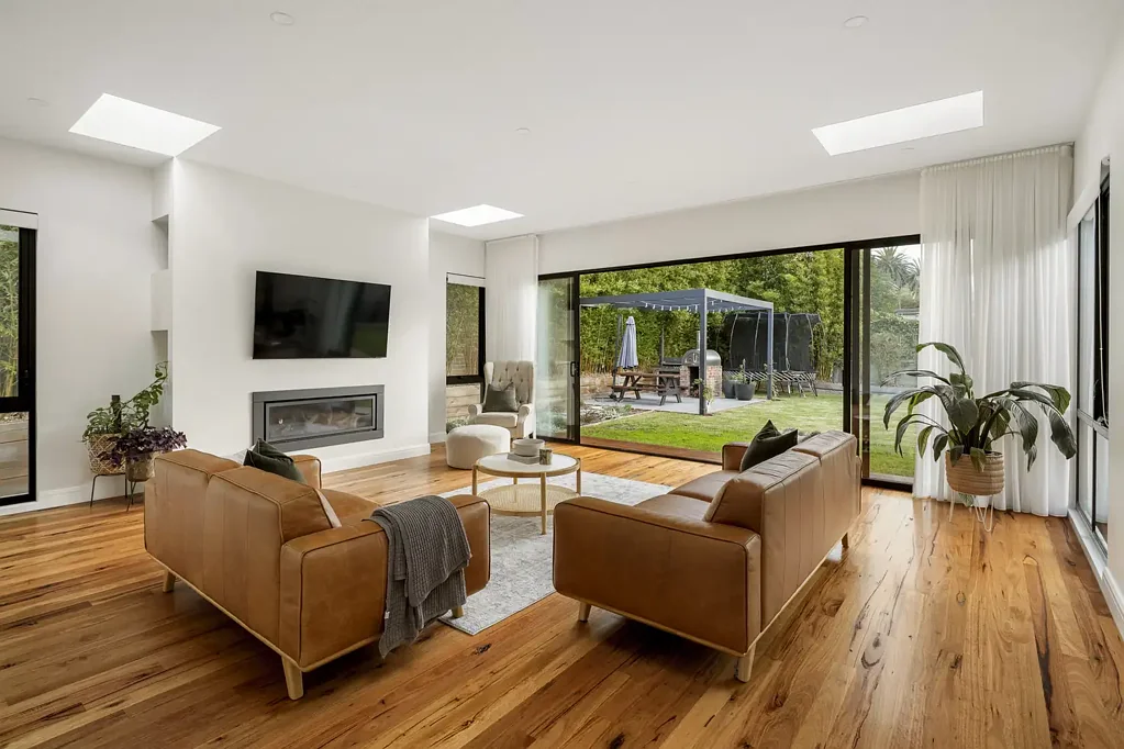 Frankston 3房 澳大利亚装饰艺术风格 烧制砖房 Smeg电器 私密花园 732sqm 主卧套间 咖啡站 学区房 火炉烤箱 Refined Art Deco home upgraded for modern living