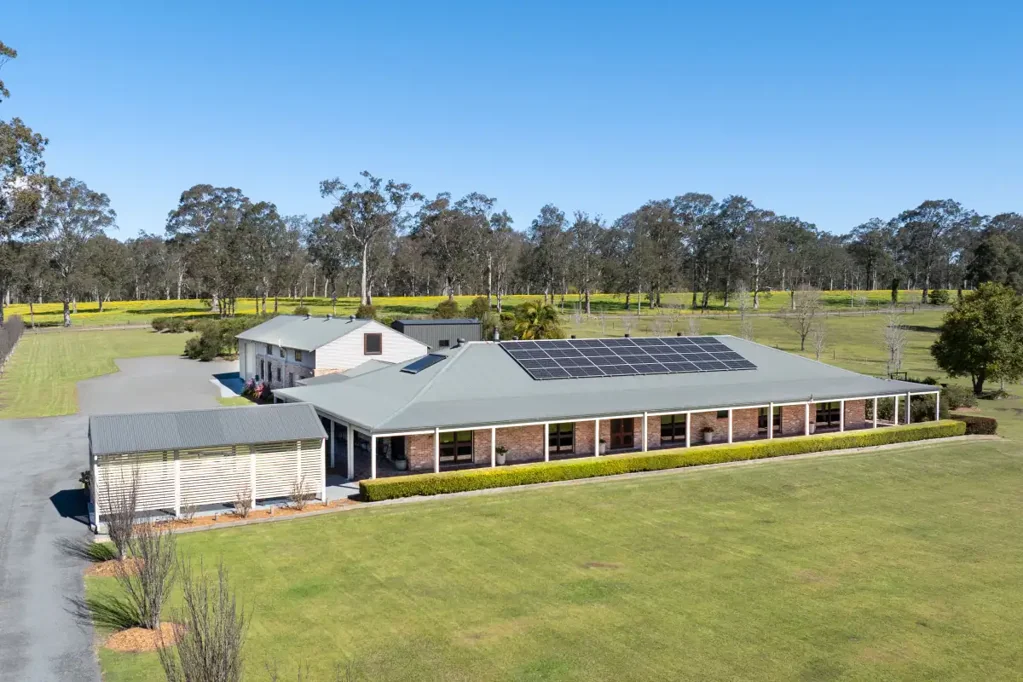Nelsons Plains 6 Slaapkamer Five Immaculate Acres, Two Dwellings and Serious Garaging
