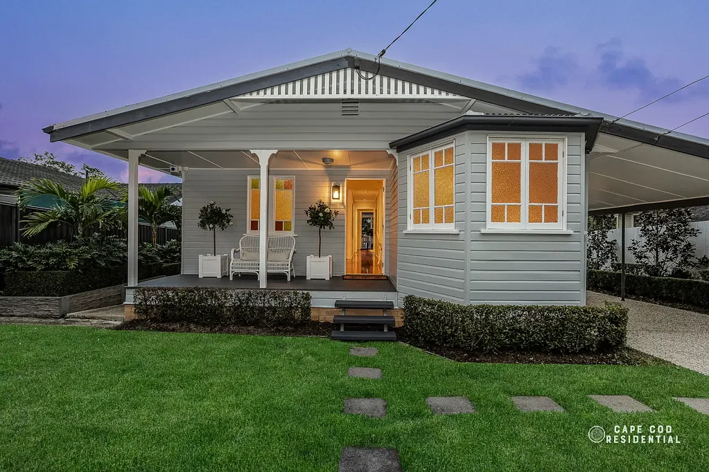 Salisbury 3房 宽敞607平米地块 木质墙板木地板 SMEG五灶头炉灶 BOSCH洗碗机 三卧带空调 私人庭院泳池空间 步行至大学商圈 Immaculate Character Cottage on 607m²