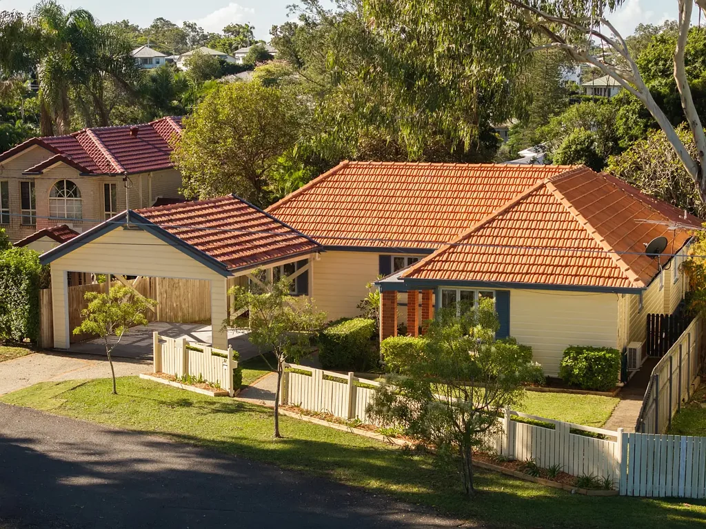 Ashgrove 3房 宽敞721m²地块 硬木地板 自然光线充足 独立餐厅 设备齐全厨房 三卧带衣柜 主卧带空调 娱乐露台 宠物友好 全屋纱窗 步行至学校 Character Home in Quiet, Family Friendly Location