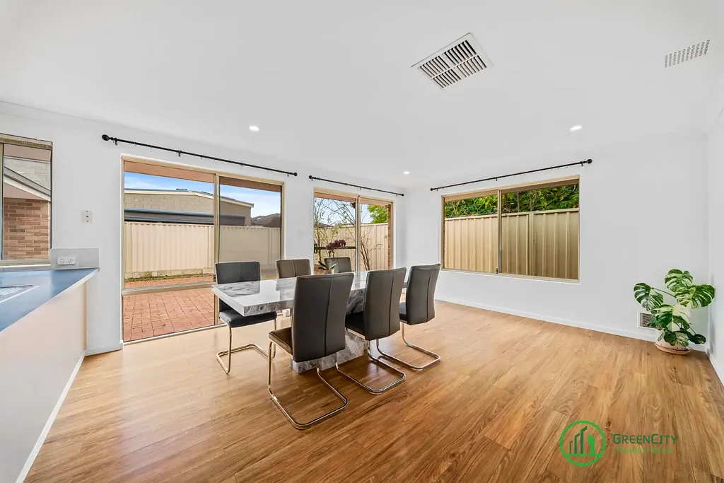 Queens Park 3 Slaapkamer BIG BACKYARD & MASSIVE PARKING! HOME OFFICE / THEATRE ROOM! PERFECT FOR FAMILY LIVING! NO STRATA FEE!