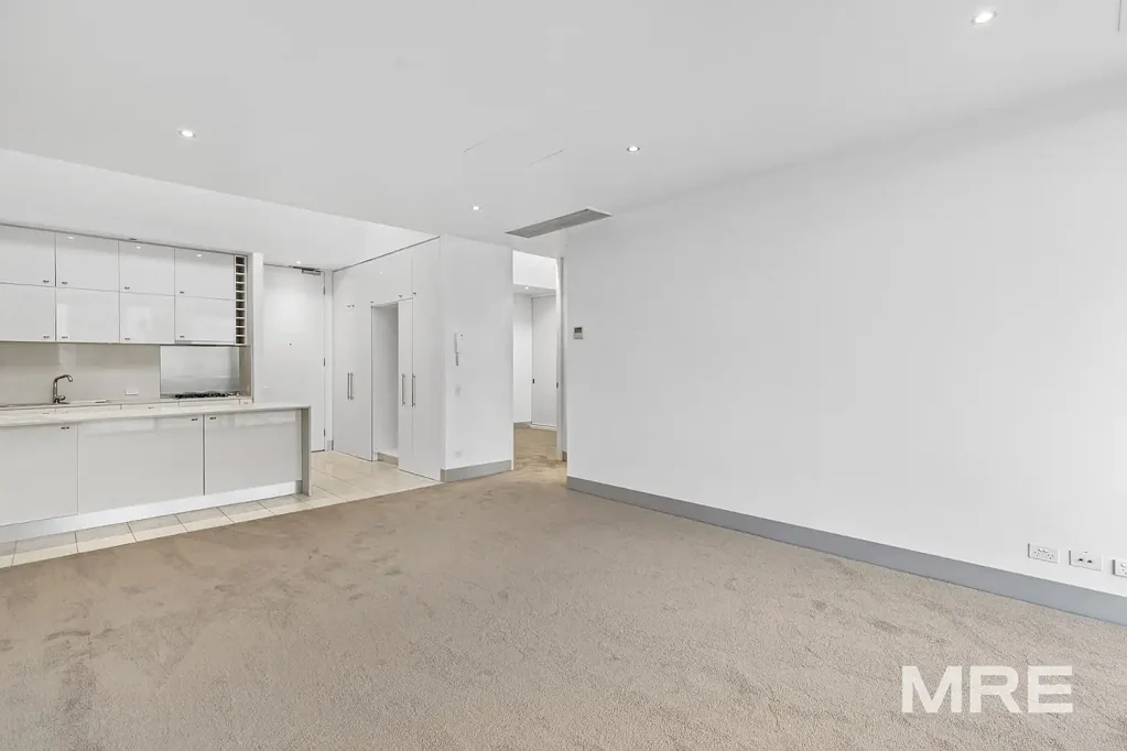Huge balcony, new carpet, fantastic modern apartment in a great location