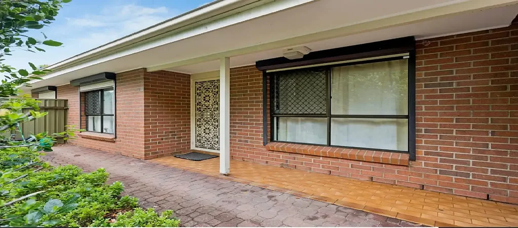Neat and Tidy Homette in a great location.