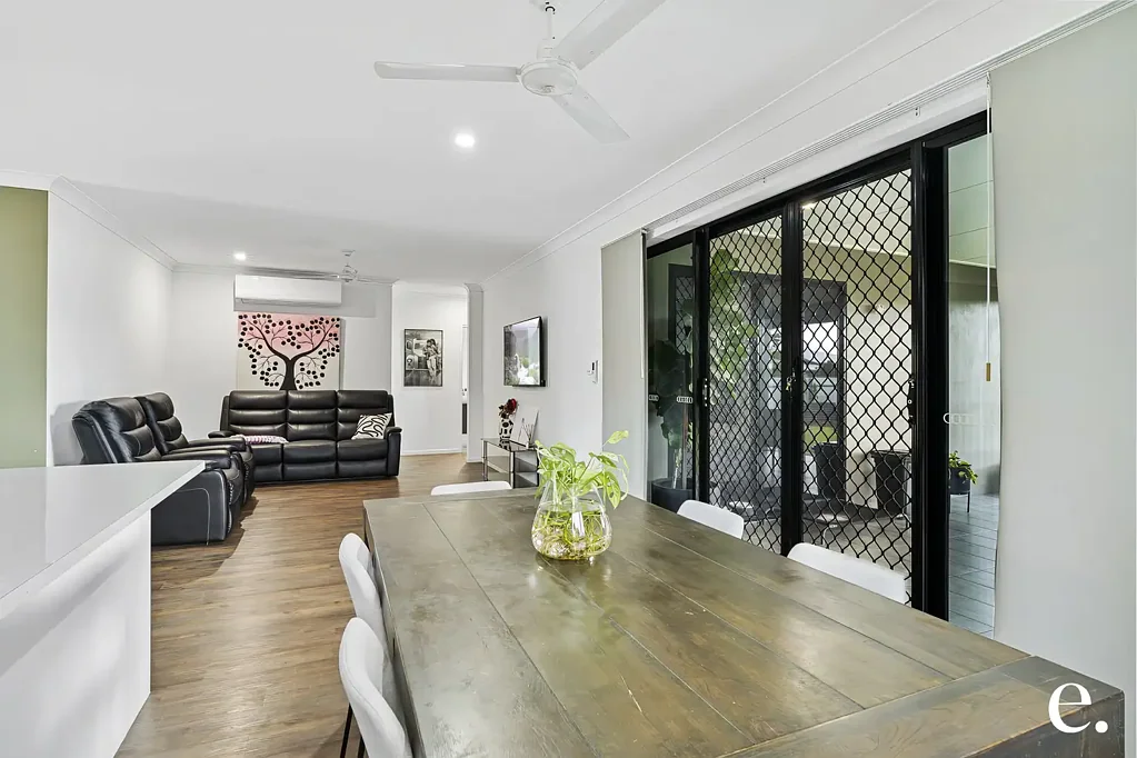 Mareeba 4 Slaapkamer Modern 4 Bed, 2 Bath Family Home on Corner 900m2 in Amaroo Estate!