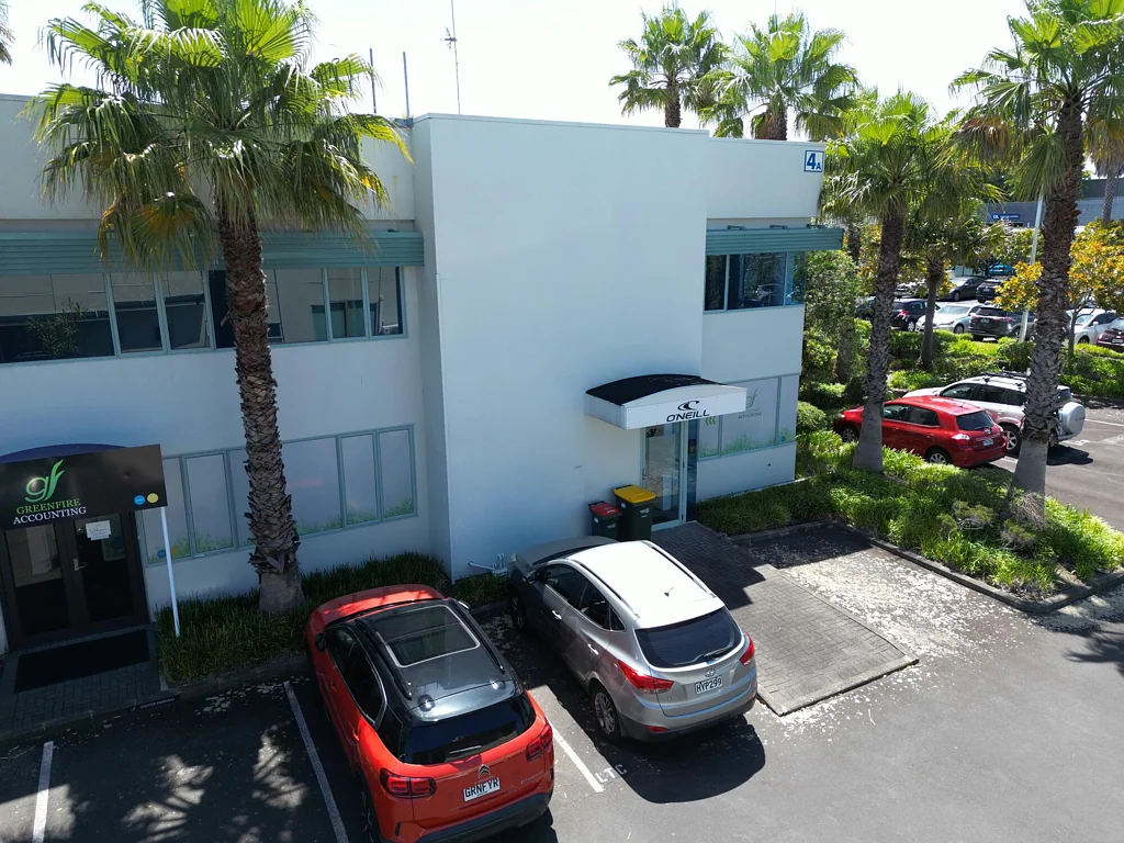 Albany Corner-site Albany office – abundant parking