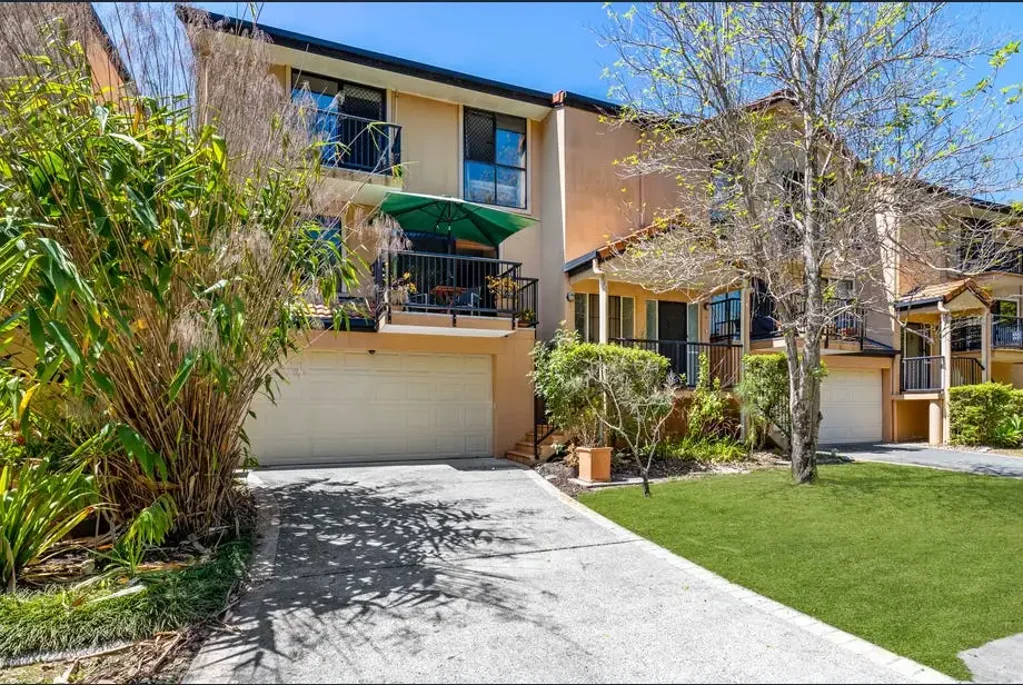 Spacious 3-Level Townhouse with Courtyard & Double Garage