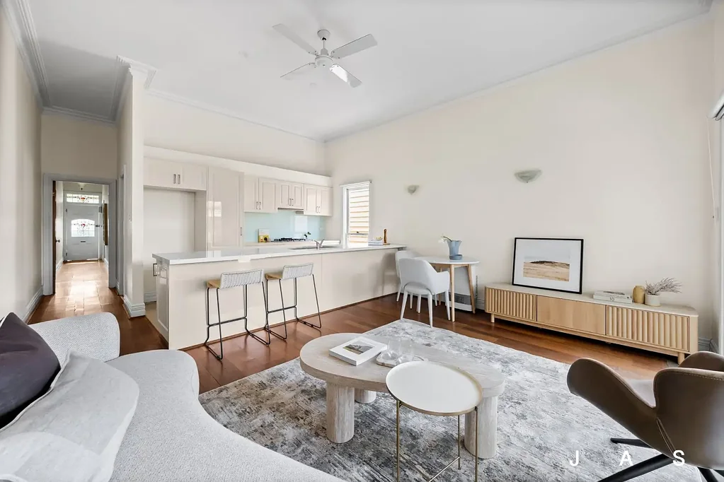 Yarraville 2房 步行可达内西区  两居室时期住宅  彩绘玻璃入口门  高天花板木地板  开放式厨房休闲后院  古典风格浴室  分体式供暖制冷  扩建潜力  优越村庄生活  步行至学校商圈 The Perfect City-Fringe Sanctuary In A Dream Walk-To-Everything Inner West Location