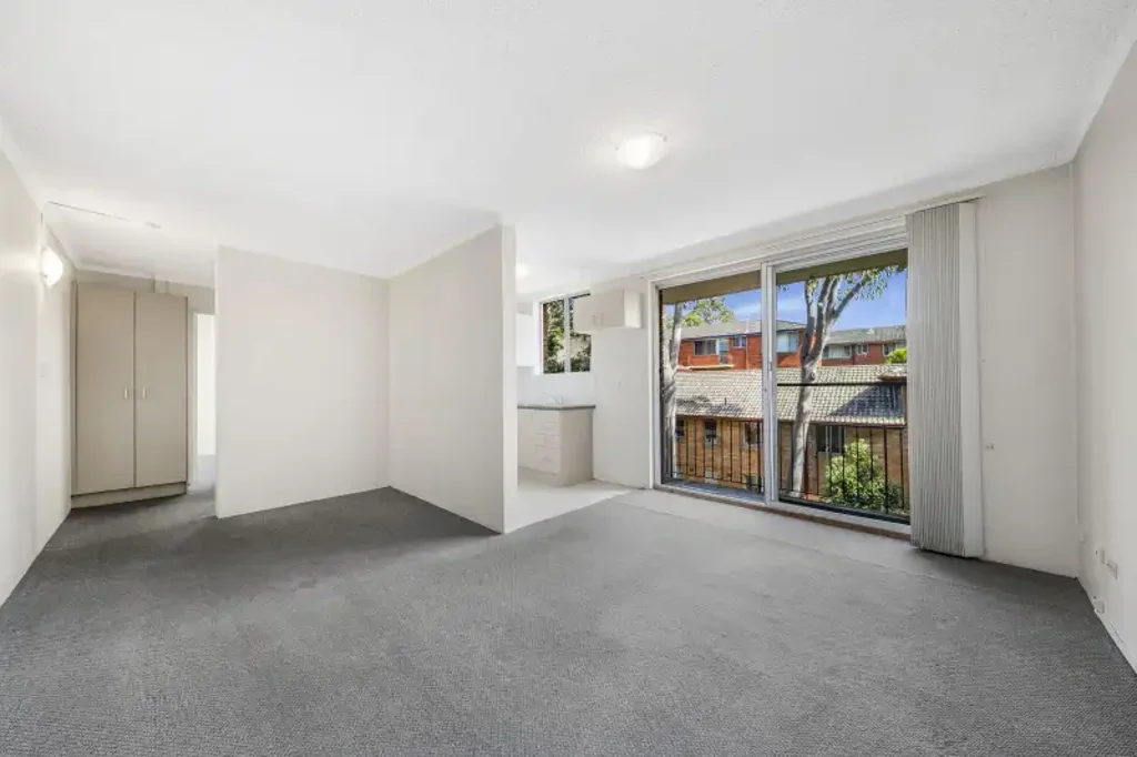 Conveniently Located Bright and Spacious Mid floor Apartment with Balcony