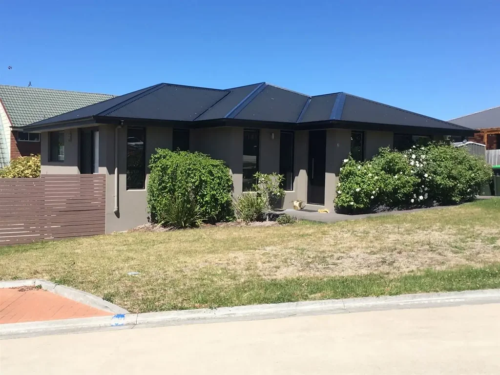 Modern, sunny and spacious!