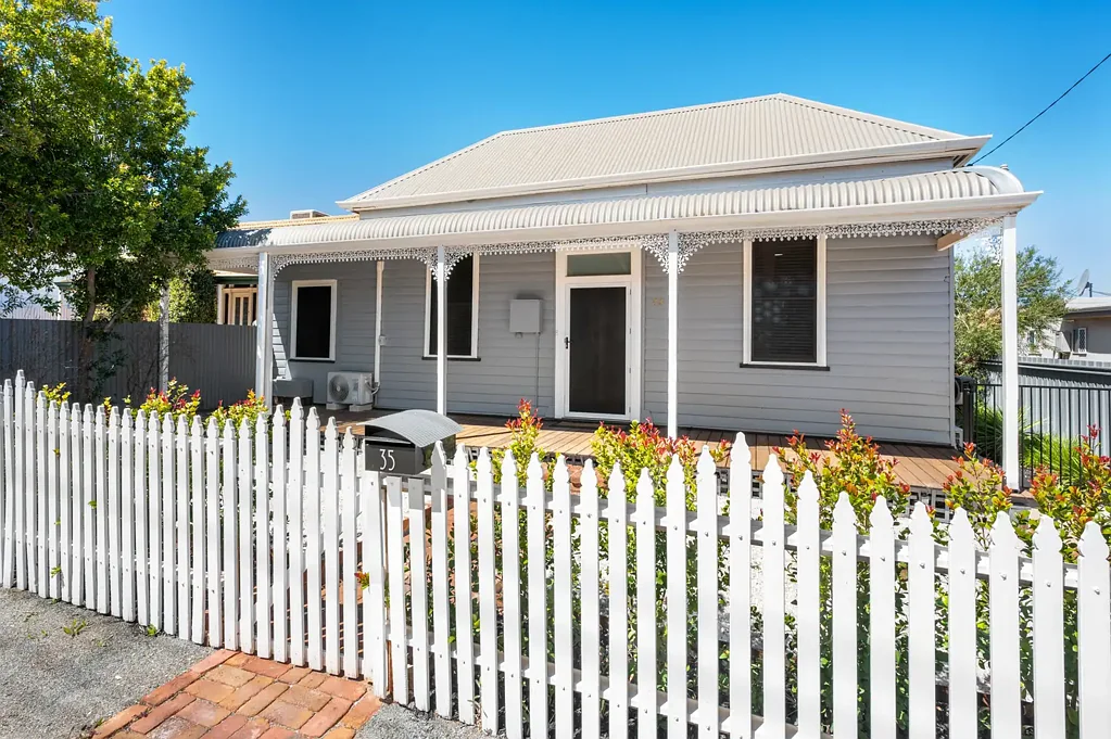 Kalgoorlie 4 Slaapkamer Stunning Character Home; with the Perfect Modern Touch!