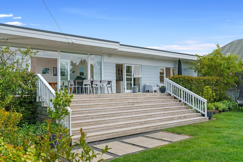 Sunny, Pet-Friendly Oasis with Lush Gardens & Double Carport