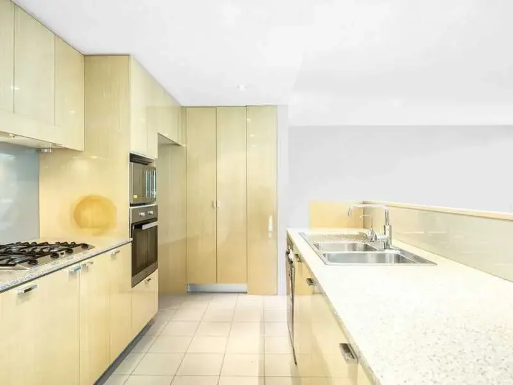 Entertainers Courtyard Apartment....This Is Living !!