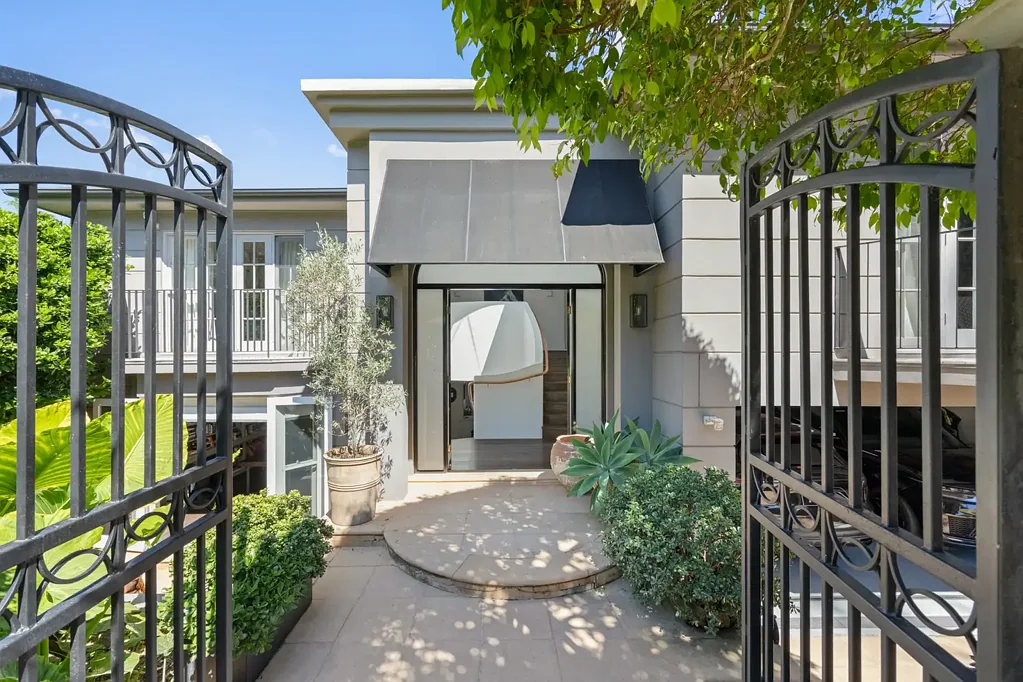 Vaucluse 6ਬੈੱਡਰੂਮ Grand Estate with Championship Tennis Court in the Heart of Blue Ribbon Vaucluse.