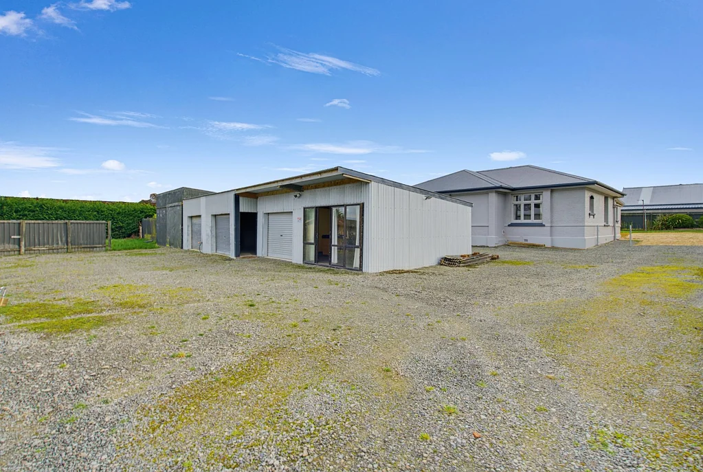 Winton Surrounds 3房  30 & 32 McCaughan, Rare Find.