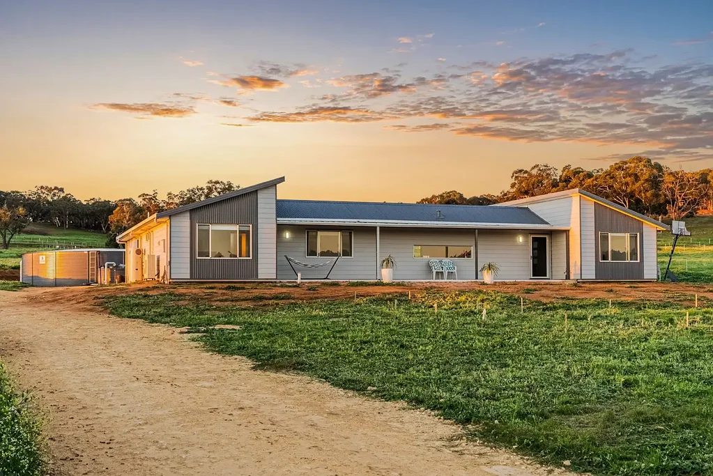 Chittering 4ห้องนอน JUST LISTED - MODERN COUNTRY LIVING ON 1 HECTARE