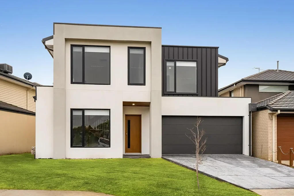 Stunning 4-Bedroom Family Home with Golf Course Views