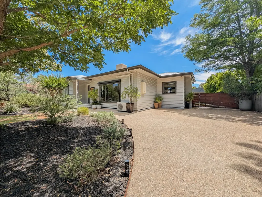 Kerang 4 Slaapkamer A Rare Gem in Kerang – A beautifully renovated family home that oozes lifestyle