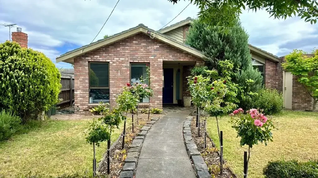 SPACIOUS & WELL-MAINTAINED FAMILY HOME WITH POOL