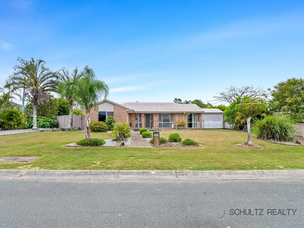 Windaroo 4 Slaapkamer Spacious Home on 857m2 corner block. Room for a Caravan, Boat and a Pool. Move in Ready.