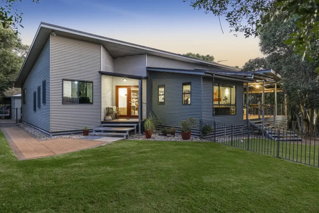 Highfields 5침실 Impressive 5-Bedroom Family Home with Granny Flat, Shed, and Pool on a 2506m² Block