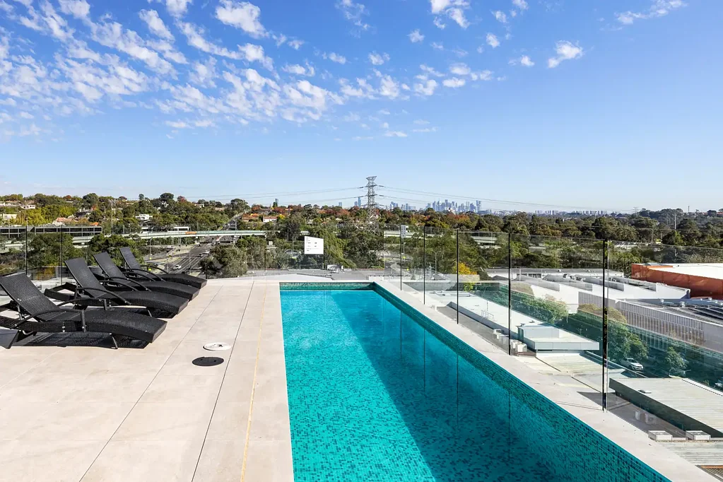 Hawthorn East 1房 Miele电器精装 落地窗采光充沛 智能家居系统 露台连通室内外 屋顶泳池CBD全景 地下车位储物笼 Designer Luxury in a Central Locale