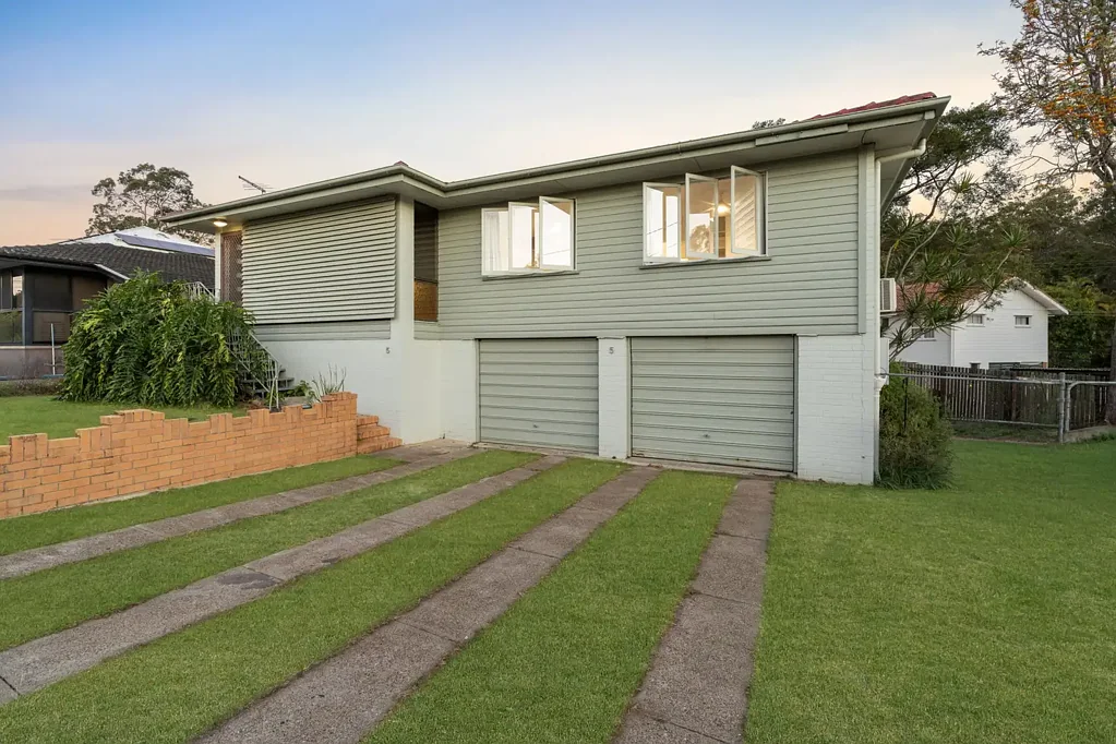 Mount Gravatt 3침실 Post-War Classic on 713m2 - Live, Renovate or Rebuild