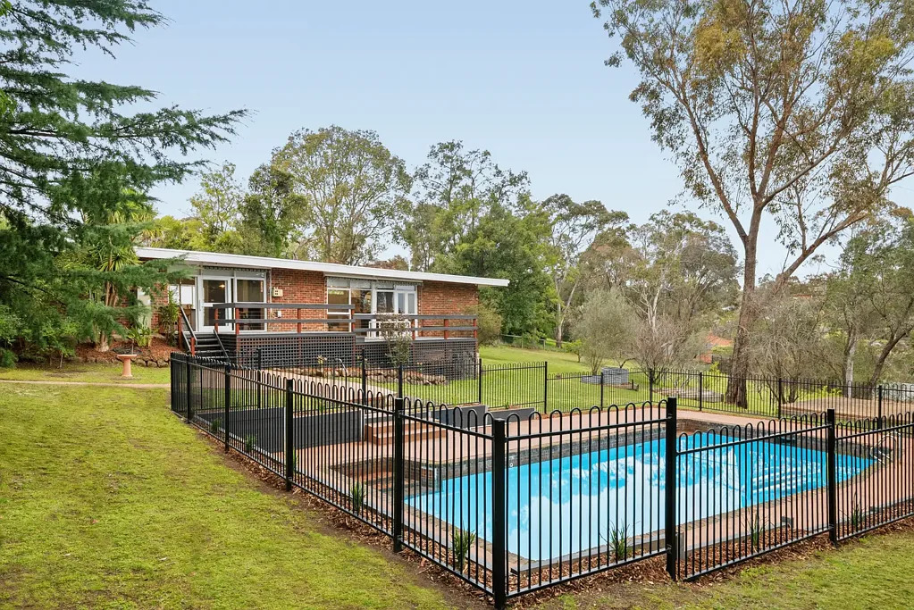 Warrandyte 4房 船型砖宅近四十年 私密acre平地 芬兰桑拿房 成熟果园 wildlife 双车位NBN First Time Offered in 40 Years - Mid-Century Gem