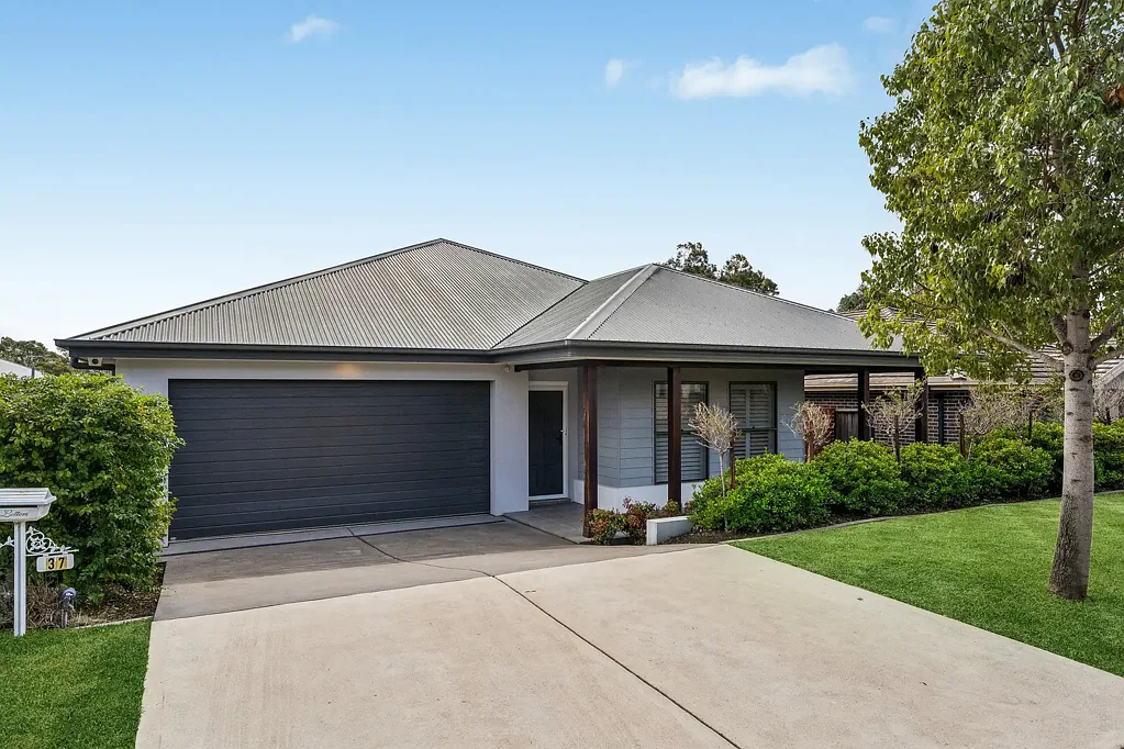 Wilton 4Kwarto Grand designer home backing onto the Golf Course