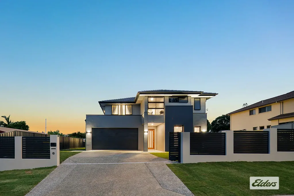 Daisy Hill 5房 2年房龄Clarendon建造 五间卧室四起居 现代厨房石材台面 地暖空调 高天花板 888平米地块 双车库盐水泳池 侧入口停船车 死巷安静近JPC NEAR NEW FAMILY HOME WALKING DISTANCE TO JOHN PAUL COLLEGE!