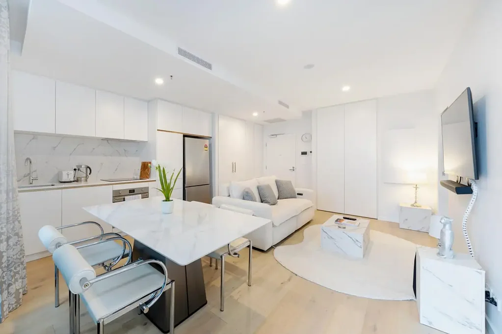 Fully Furnished Executive Apartment With Stunning Views & Pr