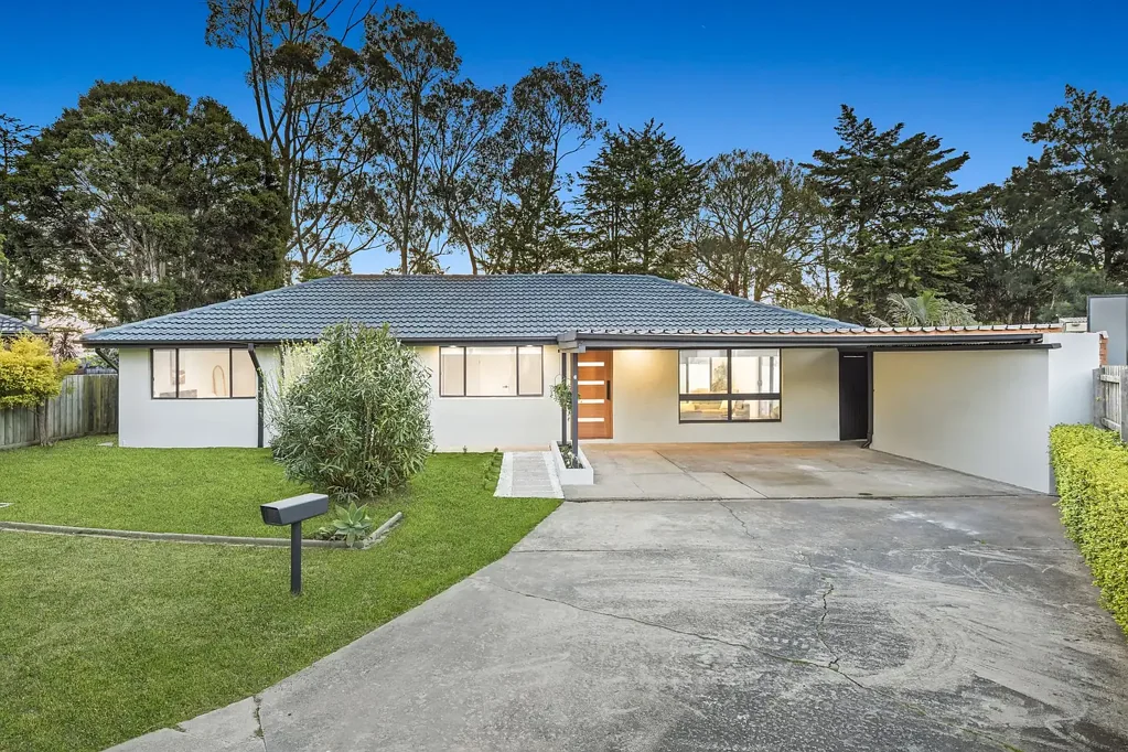 Narre Warren 4Phòng ngủ The Brief: Fully renovated four-bedroom, two bathroom home on generous 767sqm allotment