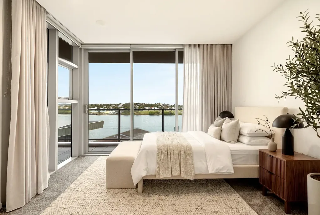Hamilton 2房 海滨瑰宝 河景壮丽 新装焕彩 Smeg厨电 私享露台 便捷生活 Freshly Renovated Riverfront Living with Unforgettable Views