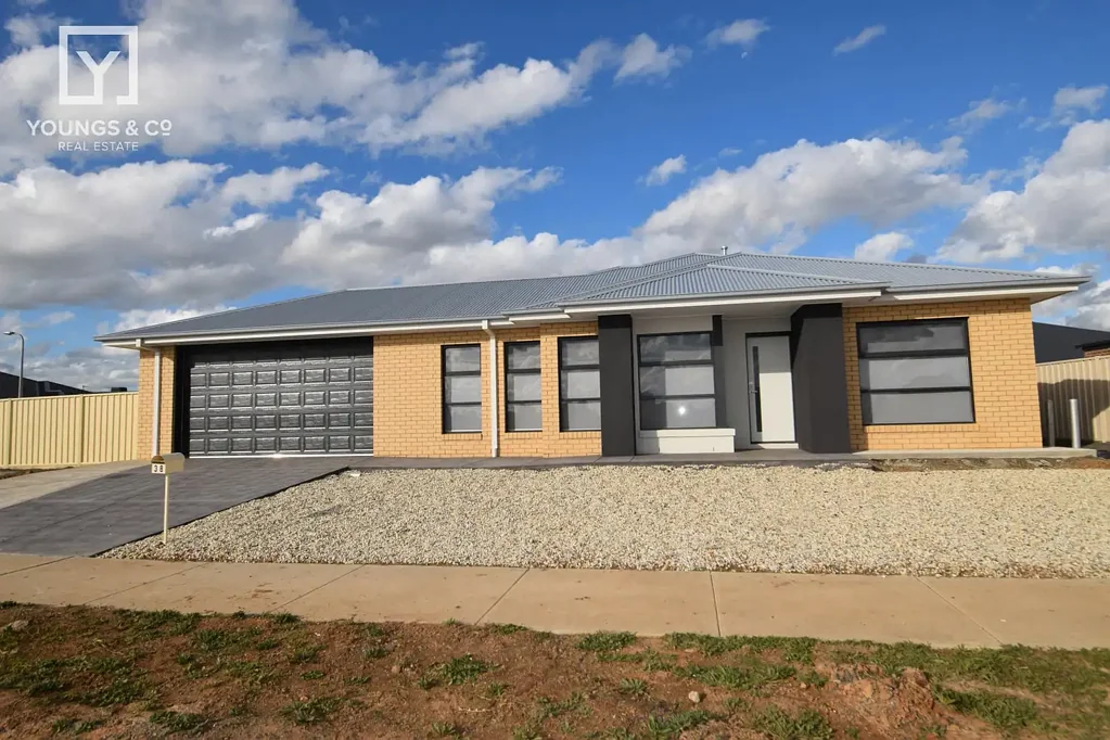 MODERN  FOUR BEDROOM AND TWO LARGE LIVING AREAS