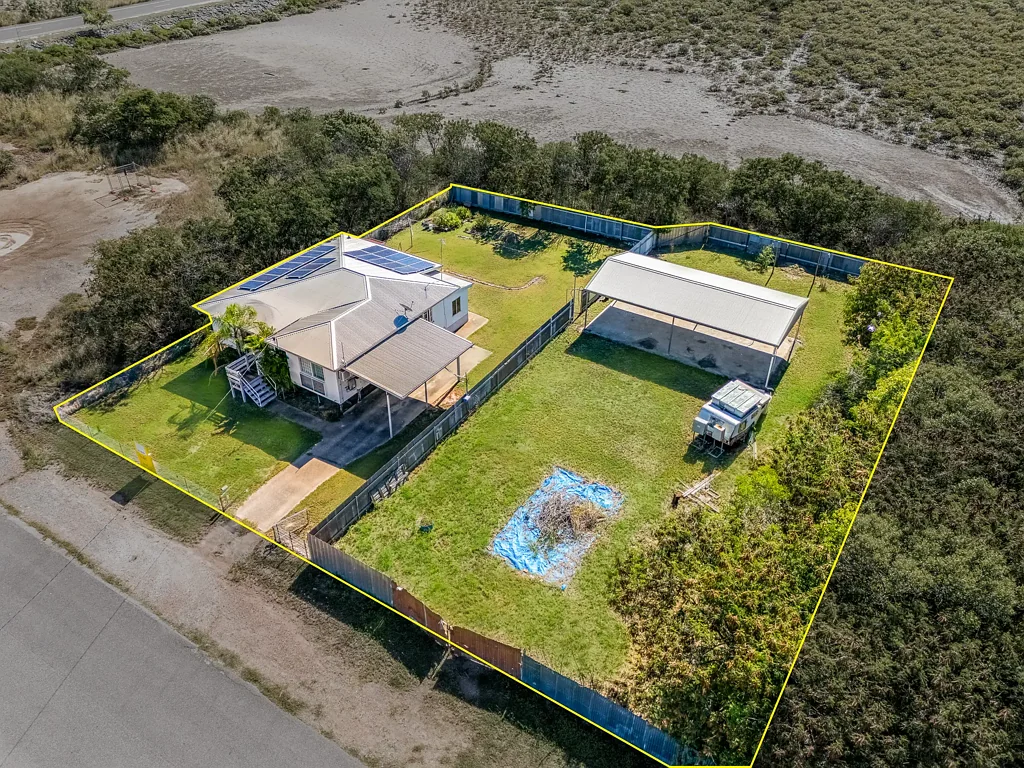 West Gladstone 3ห้องนอน Dual Block Opportunity with Huge Potential - Ideal First Home or Investment!