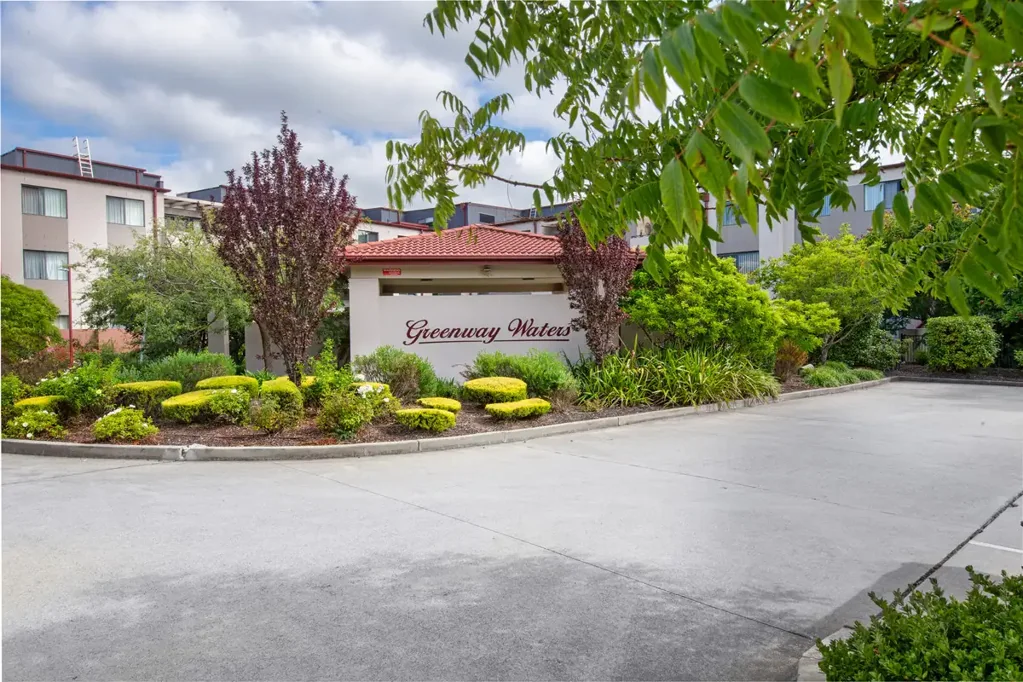 Greenway 1ห้องนอน Stylish Lakeside Living in a Sought-After Complex