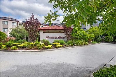 Greenway 1Zimmer Stylish Lakeside Living in a Sought-After Complex