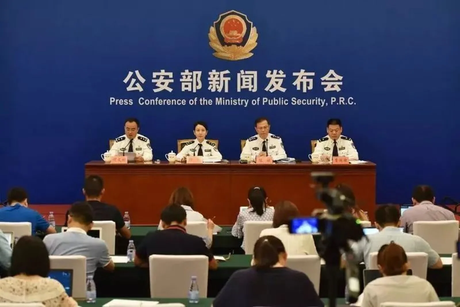 抢人大作战！中国放宽绿卡永居政策，高学历高收入满足条件一人申请可担保全家