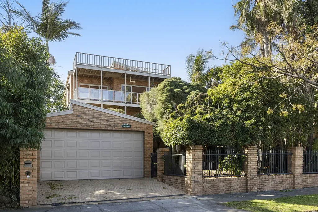 Parkdale 5Kwarto Bay-View Family Living in Coveted Beachside Locale