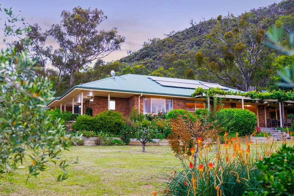The Angle 5ਬੈੱਡਰੂਮ "Solar Passive in a Peaceful Bush Setting"