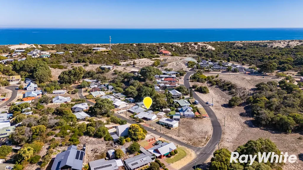 Preston Beach 3ห้องนอน Discover Your Coastal Retreat at 4 Chalet Vale, Preston Beach!