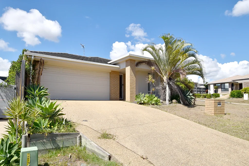 :: Modern Family Living in Sought-After Vantage Estate