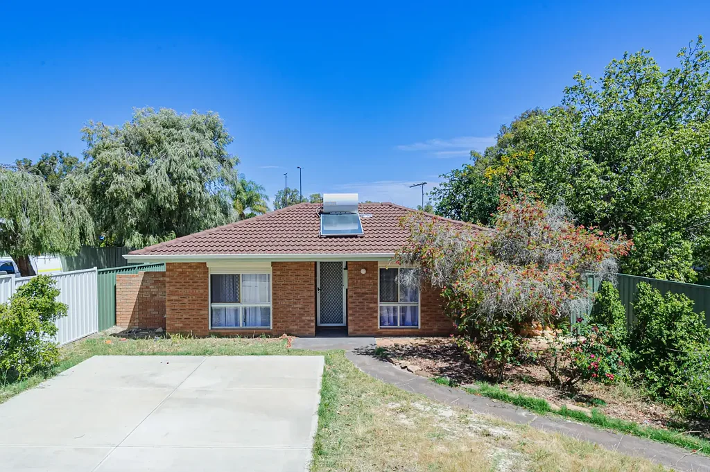 Swan View 3कमरा Offers from the high $500s,   If you cannot make the home open please contact Trevor 0419 923 858 for alternative viewing times.