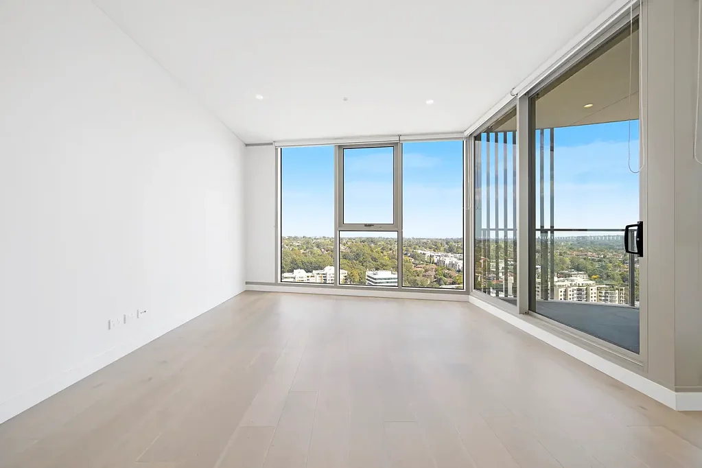 Luxurious 15th Floor Unit with Panoramic District Views