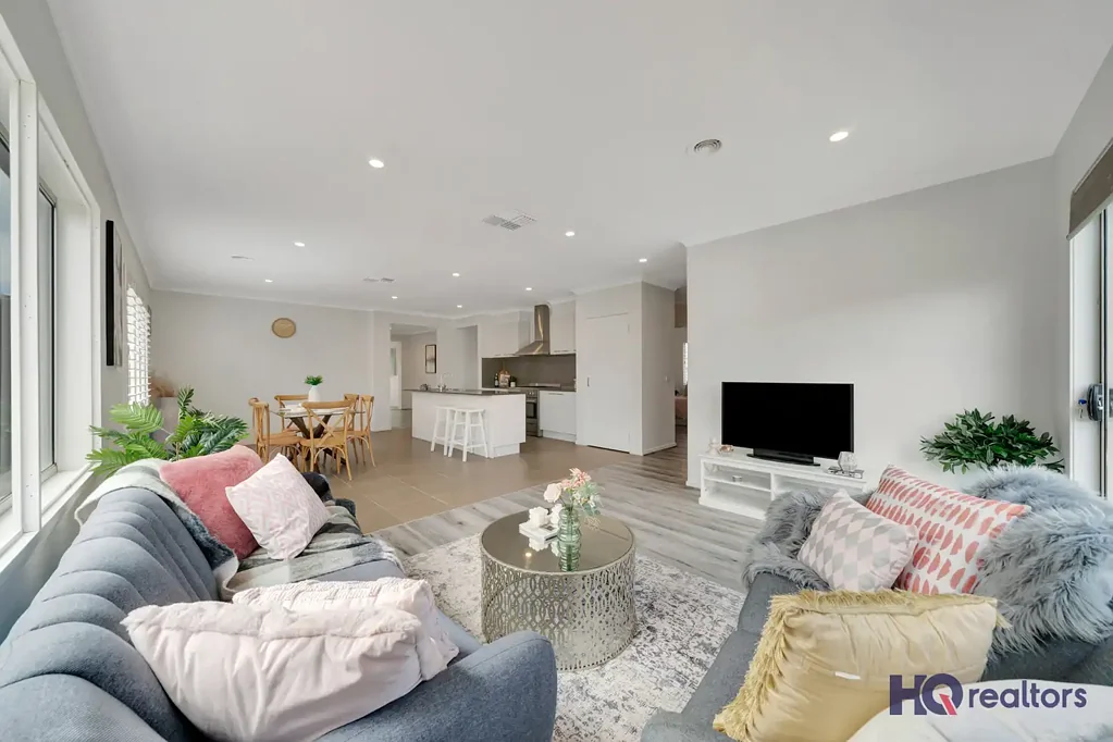 Diggers Rest 4房 全新油漆 4卧2卫 高端电器 石制台面岛台 宽敞开放空间 自然采光充沛 低维护花园 管道冷暖 双车库 划片优质学校 社区便利性强 Modern Family Comfort in the Heart of Bloomdale Estate