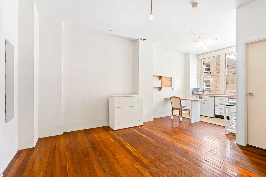 Elizabeth Bay Elizabeth Bay交界 时代魅力 29平米 Strata Title 原木地板 大窗户 宽敞厨房 原始浴室 安全入口 共享设施 咖啡馆环绕 Art Deco优雅 Renovators delight in the Iconic 'Tara' Building