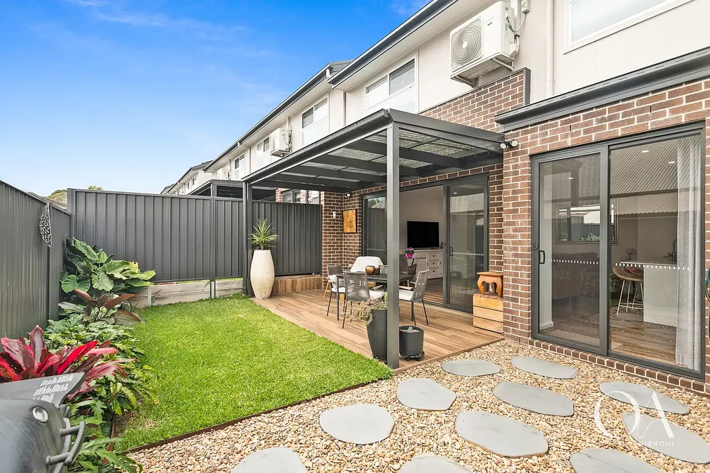 Woonona 3房 新筑朝北朝向 宽敞遮盖娱乐区 悬崖景观视野 石材台面厨房 900mm Ilve电器 双车库配置 步行至村庄学校 Modern and North Facing